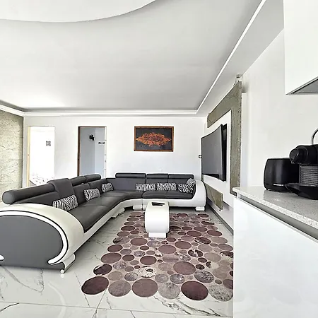 Sapiac: Modern Italian-inspired Retreat With Private Pool Holiday home *