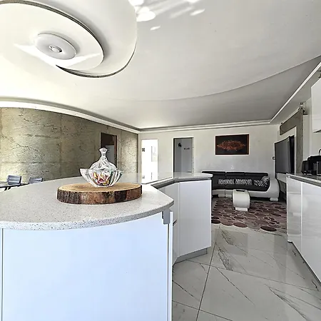 Hébergement de vacances Maison Sapiac - 4pers - 2 - 3 Lits - Clim Reversible - Terrasse Ombragee Et Grand Jardin - Piscine Saison Estivale *