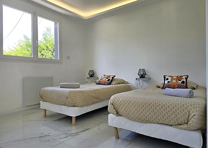 Дом отдыха Maison Sapiac - 4pers - 2 - 3 Lits - Clim Reversible - Terrasse Ombragee Et Grand Jardin - Piscine Saison Estivale