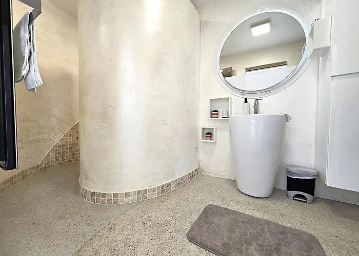 Дом отдыха Maison Sapiac - 4pers - 2 - 3 Lits - Clim Reversible - Terrasse Ombragee Et Grand Jardin - Piscine Saison Estivale *